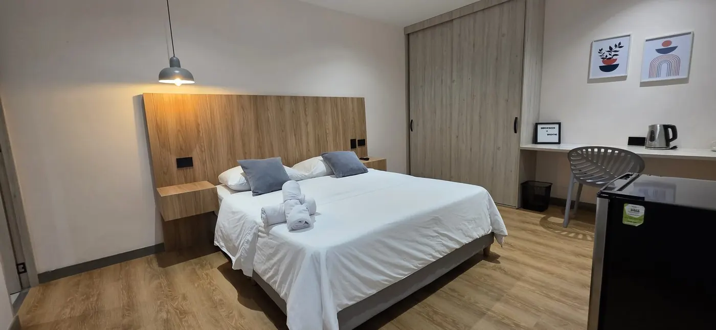 Habitación estándar con cama Queen y escritorio