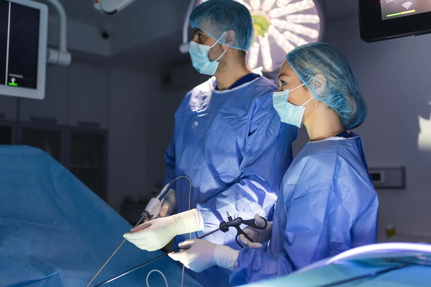 Equipo quirúrgico durante un bypass gástrico por laparoscopia