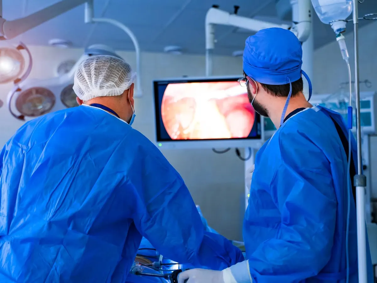 Equipo quirúrgico frente al monitor de endoscopia en una cirugía de próstata con láser en Medellín