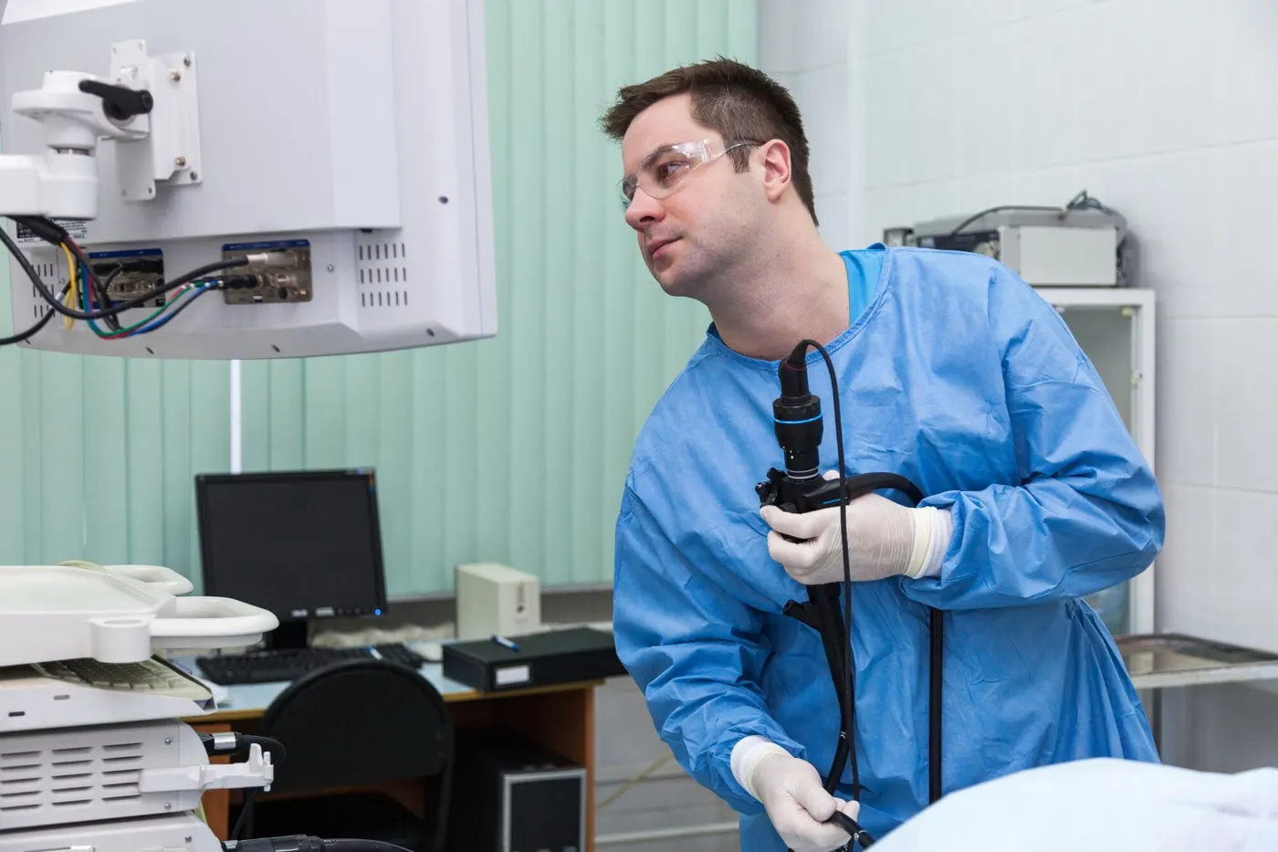 Especialista realiza la endoscopia previa a una cirugía bariátrica revisional