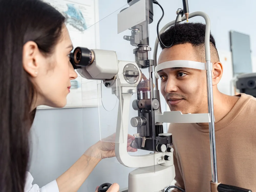 Examen del ojo con lámpara de hendidura antes del implante de lente fáquico ICL para miopía alta