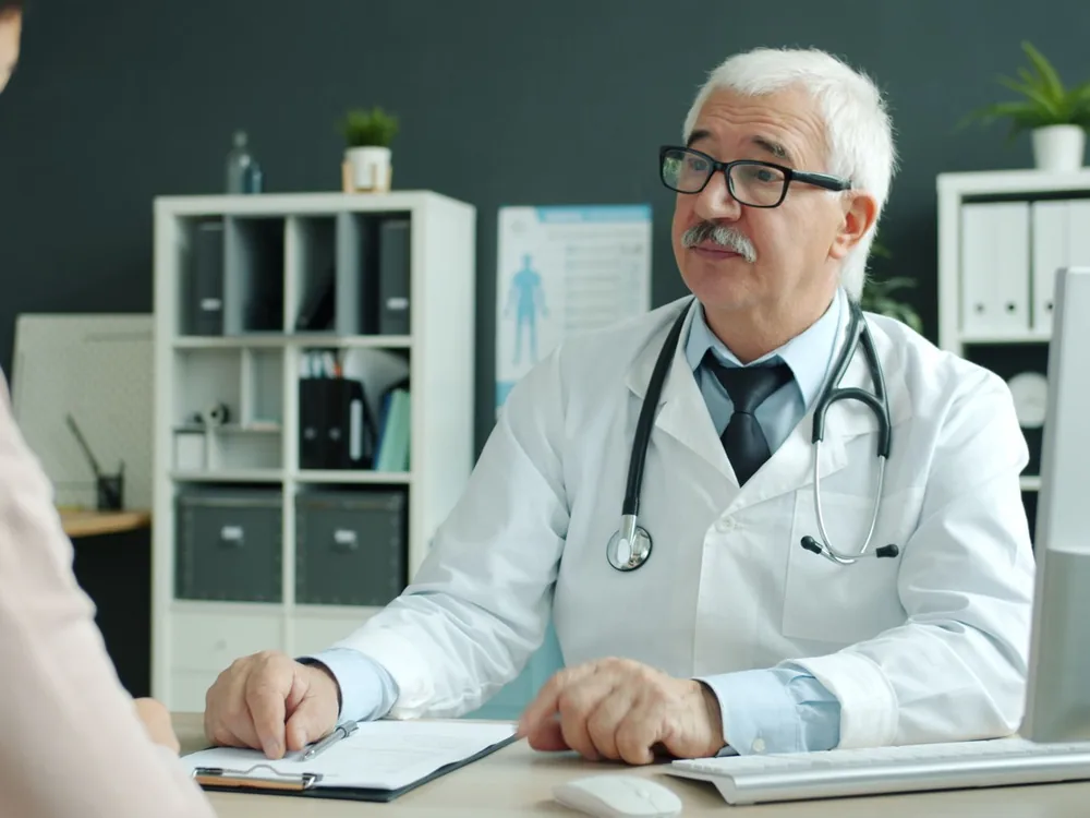 Especialista explicando a un paciente el resultado de su valoración de oncología ocular