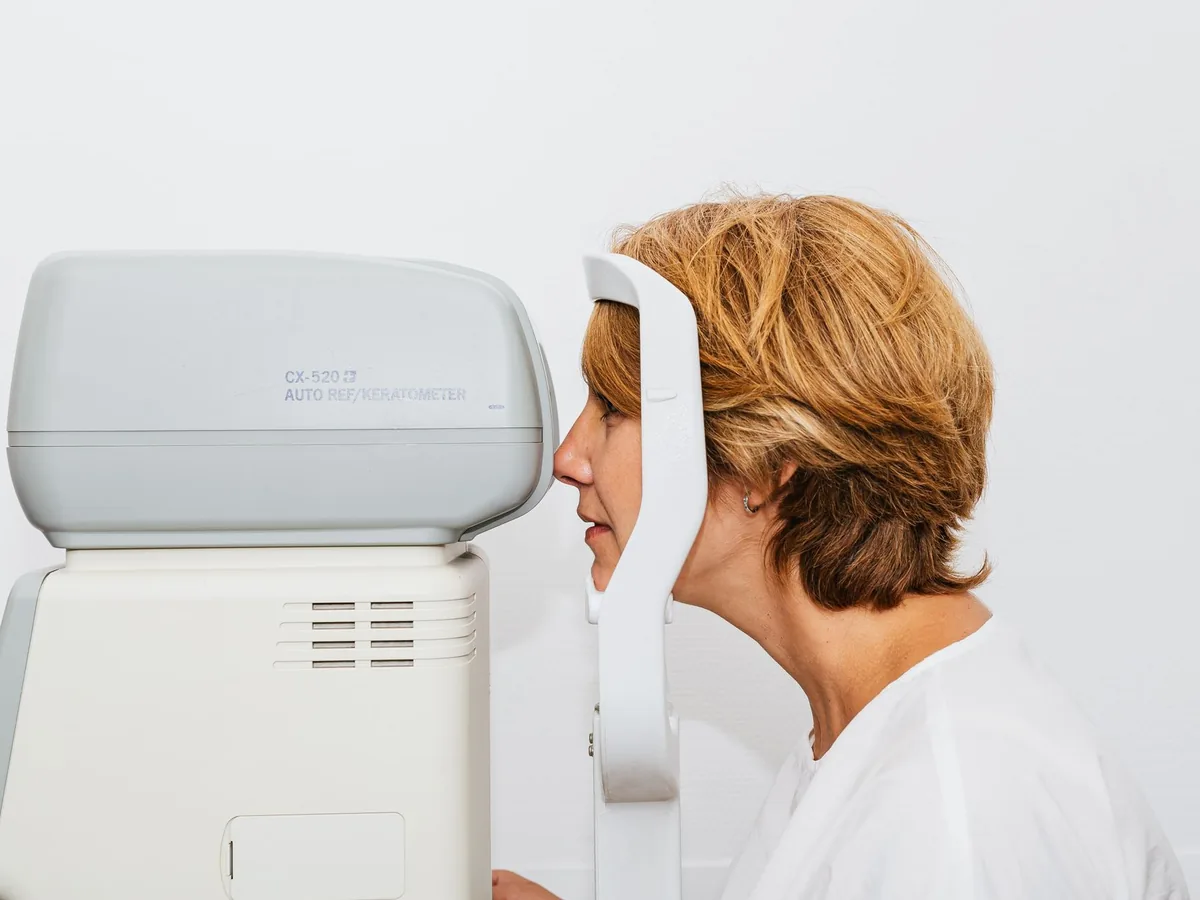 Paciente en un equipo de diagnóstico ocular durante una valoración de oncología ocular en Medellín