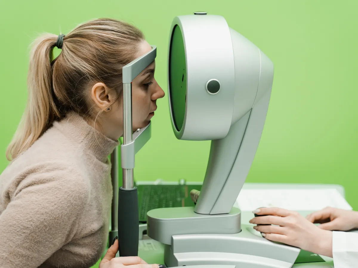 Paciente en un topógrafo corneal durante un examen de la córnea