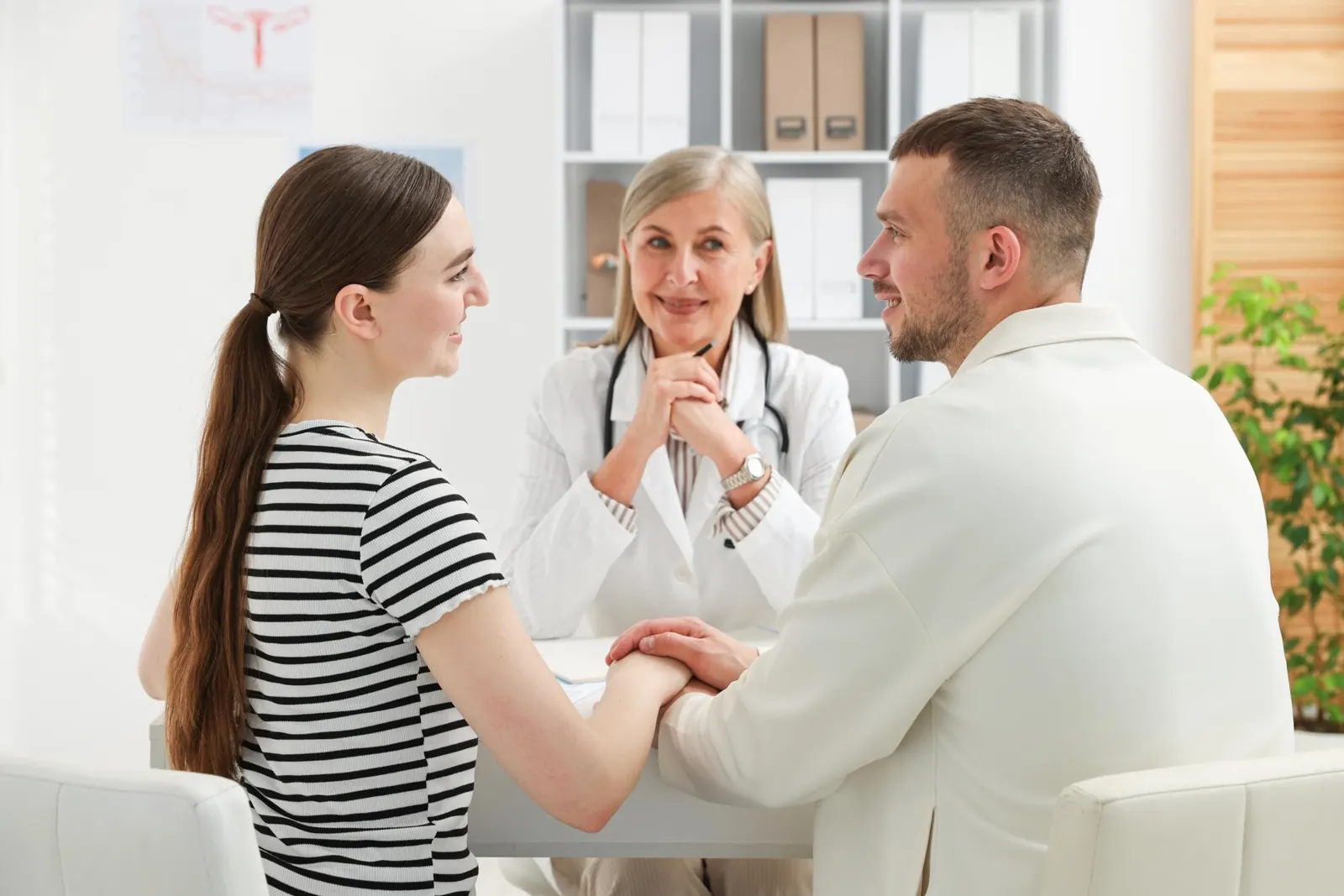 Pareja en consulta de fertilidad para comparar la reversión de vasectomía con la fertilización in vitro