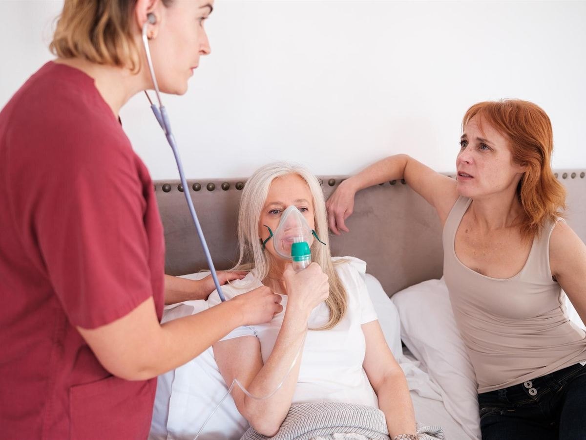 MDE Care respiratory therapist treating a patient at home in Medellín