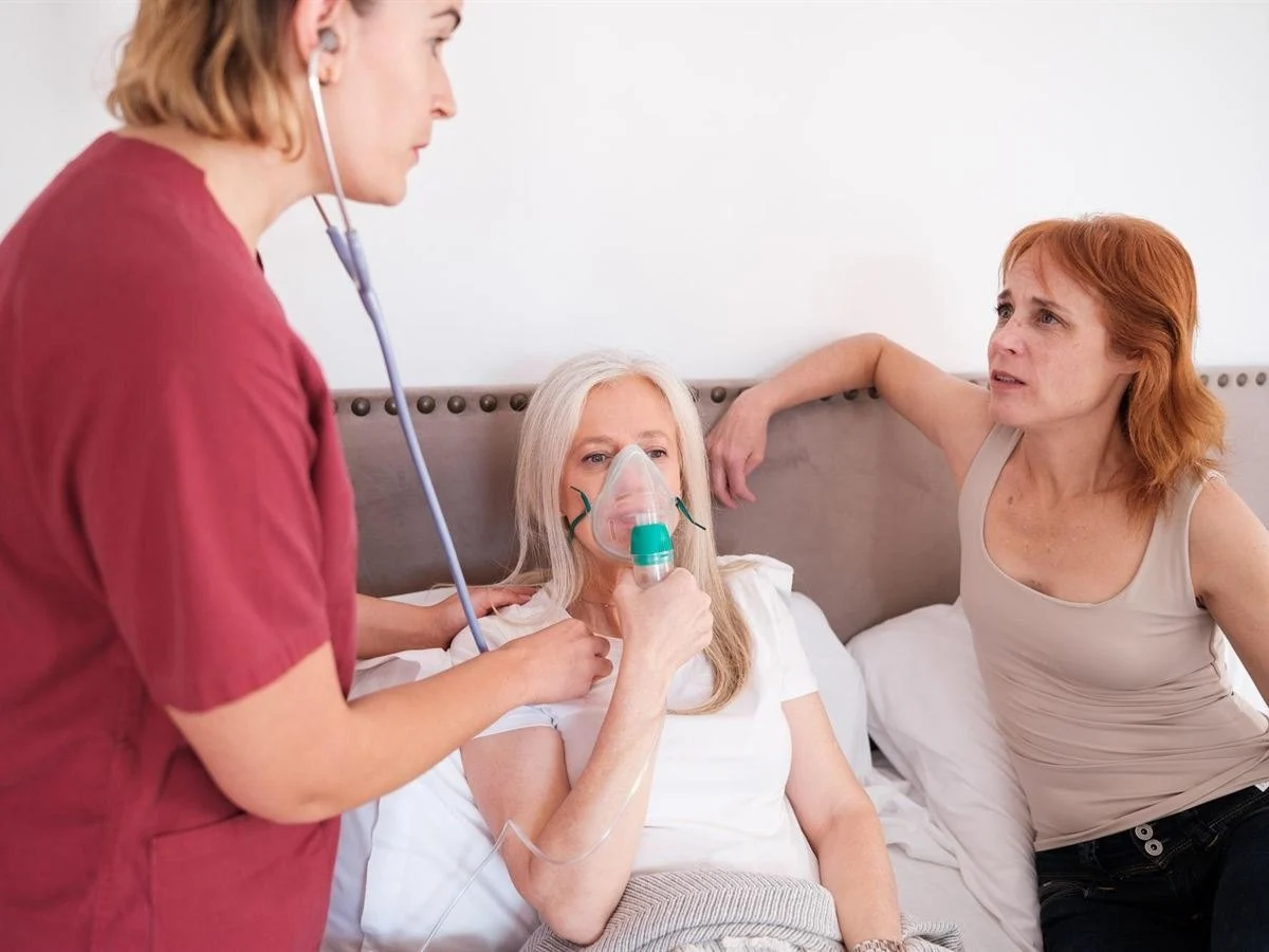 Terapeuta respiratoria de MDE Care atendiendo a domicilio a una paciente en Medellín