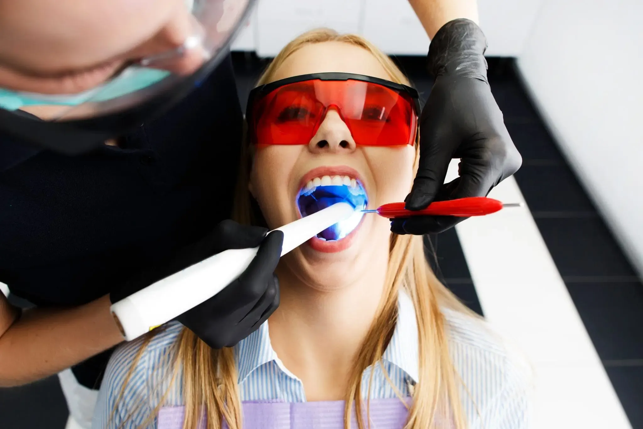 Blanqueamiento dental en Medellín - tratamiento profesional para una sonrisa más blanca y luminosa